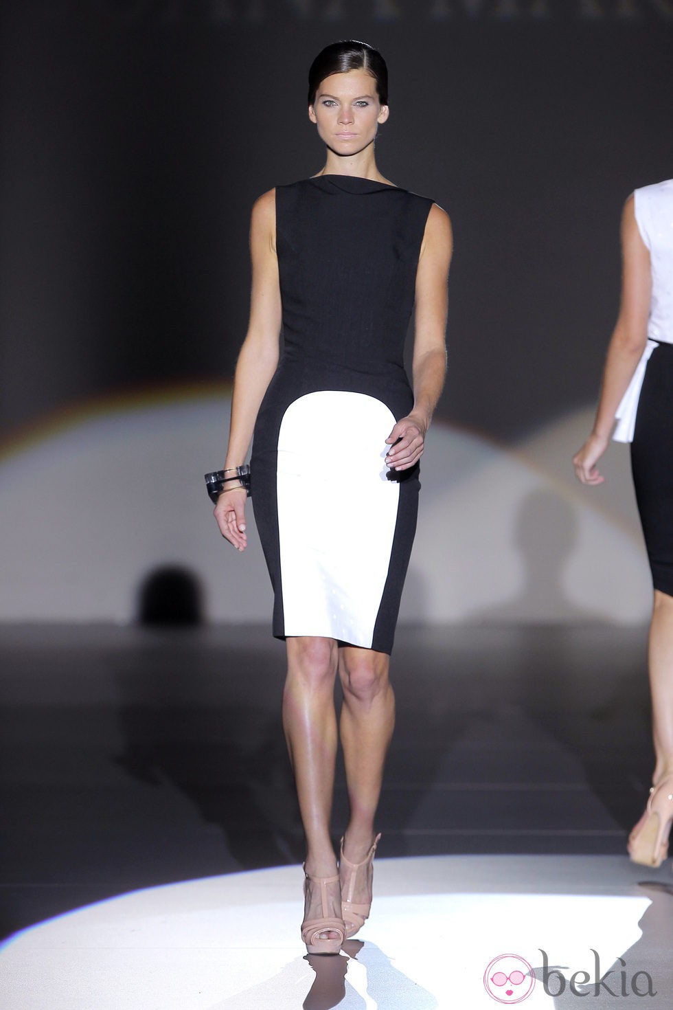 Vestido blanco y negro de Juana Martín, colección primavera/verano 2013