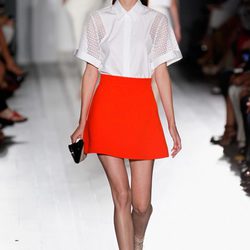 Falda roja y camisa blanca de la colección primavera/verano 2013 de Victoria Beckham presentada en la Nueva York Fashion Week