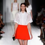 Falda roja y camisa blanca de la colección primavera/verano 2013 de Victoria Beckham presentada en la Nueva York Fashion Week