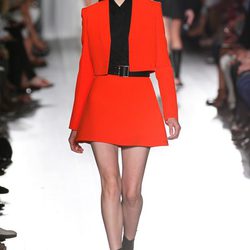 Falda y chaqueta roja de la colección primavera/verano 2013 de Victoria Beckham en la Nueva York Fashion Week