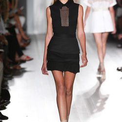 Vestido negro de la colección primavera/verano 2013 de Victoria Beckham en la Nueva York Fashion Week