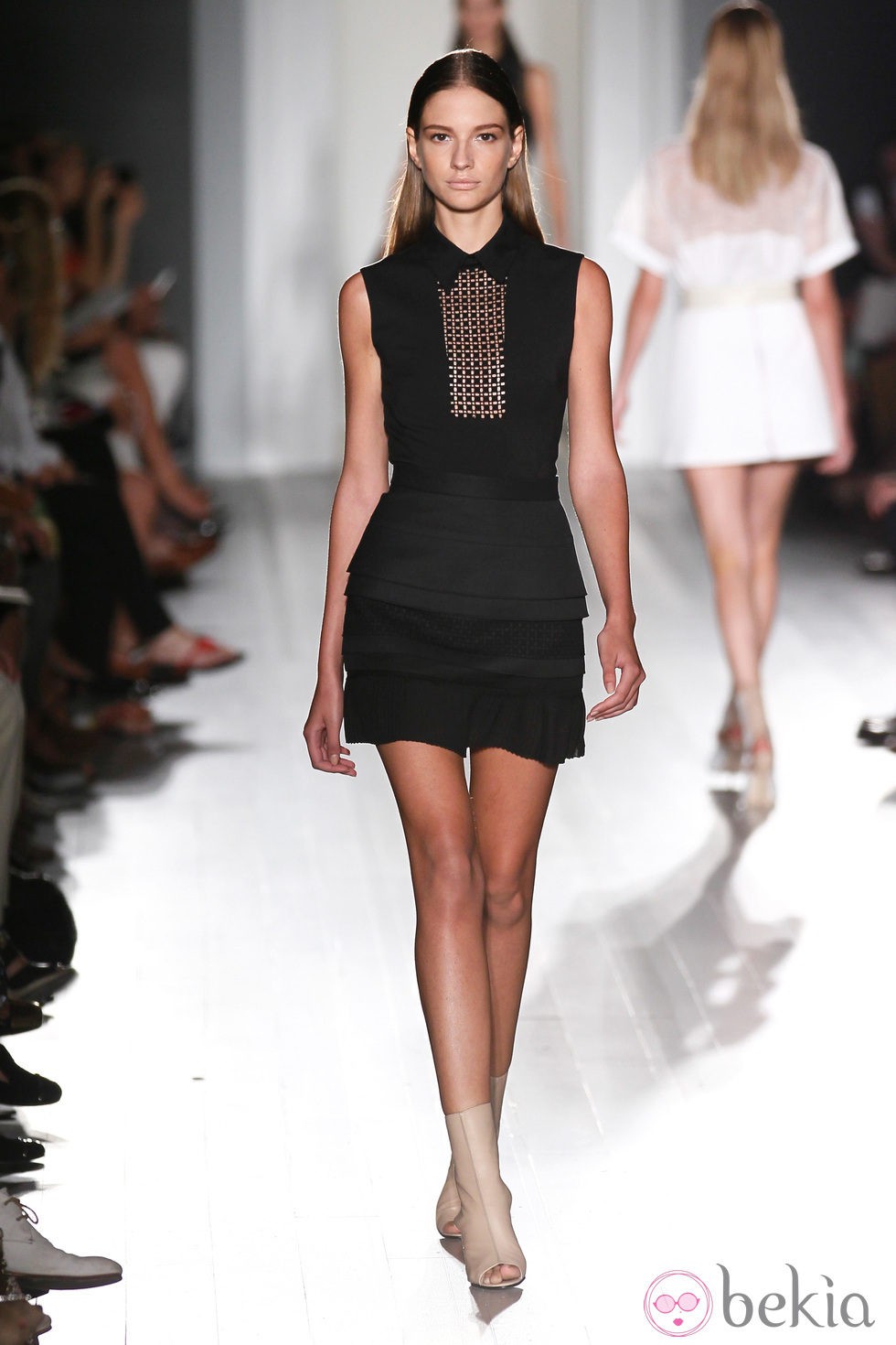Vestido negro de la colección primavera/verano 2013 de Victoria Beckham en la Nueva York Fashion Week