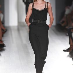 Mono negro de la colección primavera/verano 2013 de Victoria Beckham en la Nueva York Fashion Week