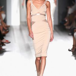 Vestido nude de la colección primavera/verano 2013 de Victoria Beckham en la Nueva York Fashion Week