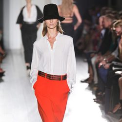 Pantalón rojo de la colección primavera/verano 2013 de Victoria Beckham en la Nueva York Fashion Week