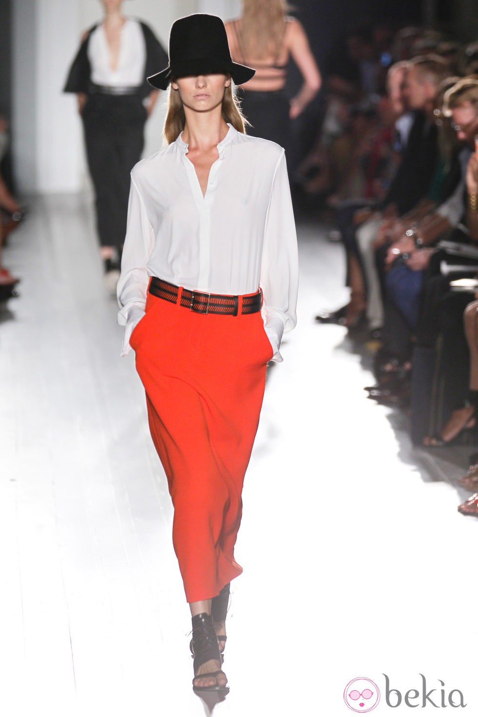 Pantalón rojo de la colección primavera/verano 2013 de Victoria Beckham en la Nueva York Fashion Week