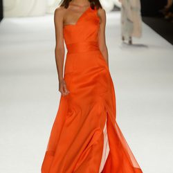 Vestido largo con escote asimétrico en energético naranja de Carolina Herrera primavera/verano 2013