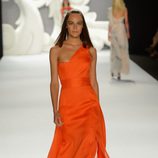 Vestido largo con escote asimétrico en energético naranja de Carolina Herrera primavera/verano 2013