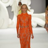 Vestido de encaje de corte camisero en un energético naranja de Carolina Herrera primavera/verano 2013