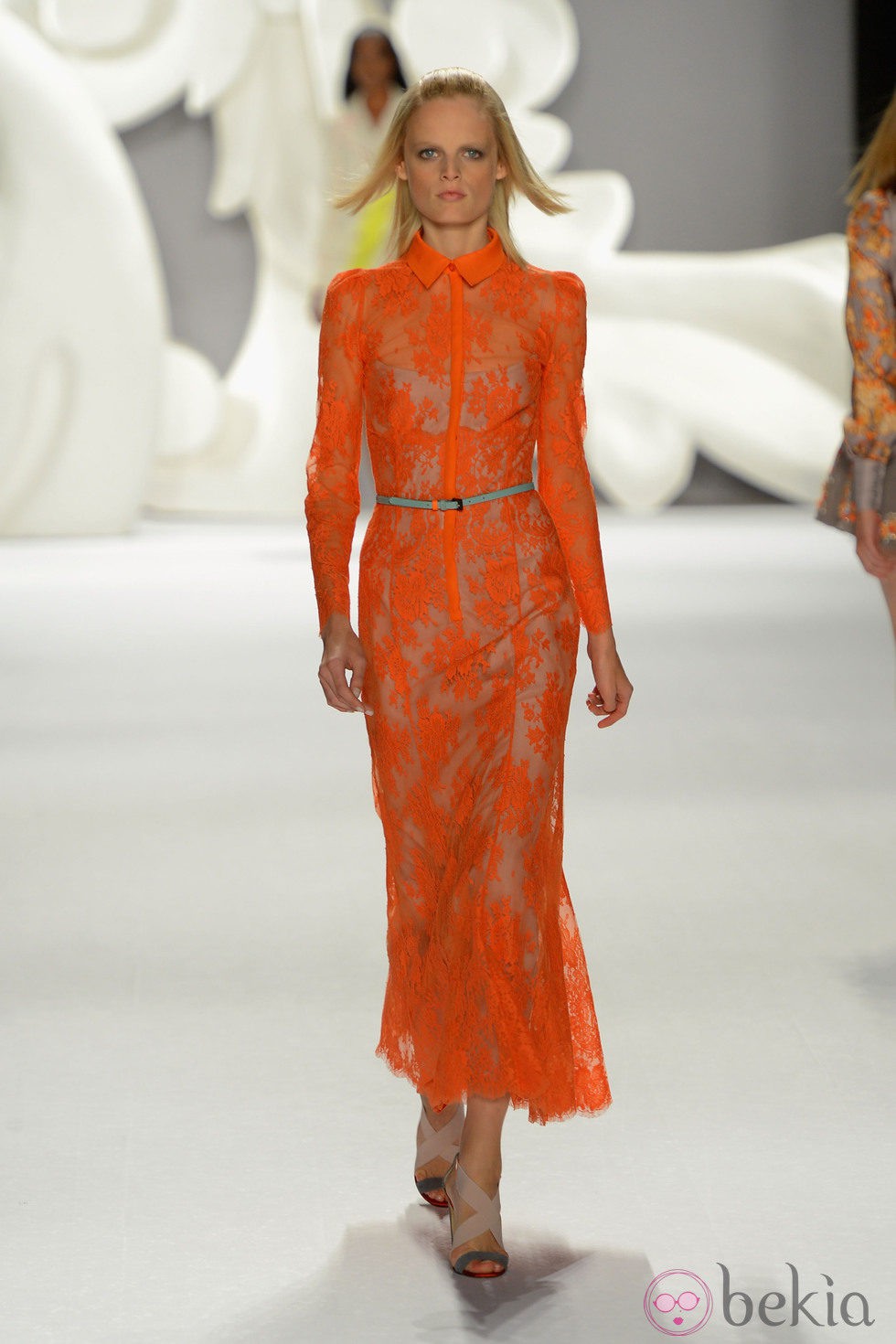 Vestido de encaje de corte camisero en un energético naranja de Carolina Herrera primavera/verano 2013
