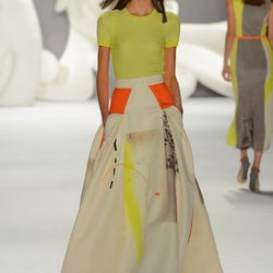 Top y falda largo con detalles en tono flúor de Carolina Herrera primavera/verano 2013