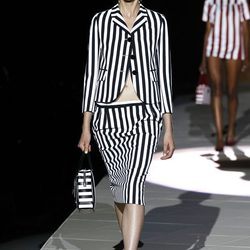 Conjunto de falda y chaqueta a rayas blancas y negras de Marc Jacobs primavera/verano 2013