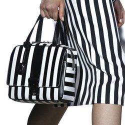 Detalle de uno de los bolsos presentados por Marc Jacobs en la Semana de la Moda de Nueva York
