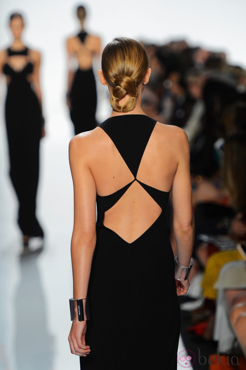 Detalle de la espalda asimetrica de uno de los vestidos de Michael Kors de la temporada primavera/verano 2013