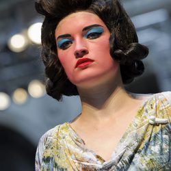 Vivianne Westwood apuesta por un excéntrico maquillaje sobre la pasarela de la Semana de la Moda de Londres