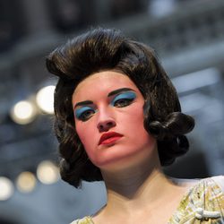 Vivianne Westwood apuesta por un excéntrico maquillaje sobre la pasarela de la Semana de la Moda de Londres