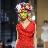 Vestido rojo y corona de flores multicolor de Vivianne Westwood primavera/verano 2013