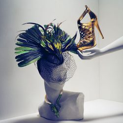 Tocado de plumas y sandalias doradas de la colección de Anna Dello Russo para H&M