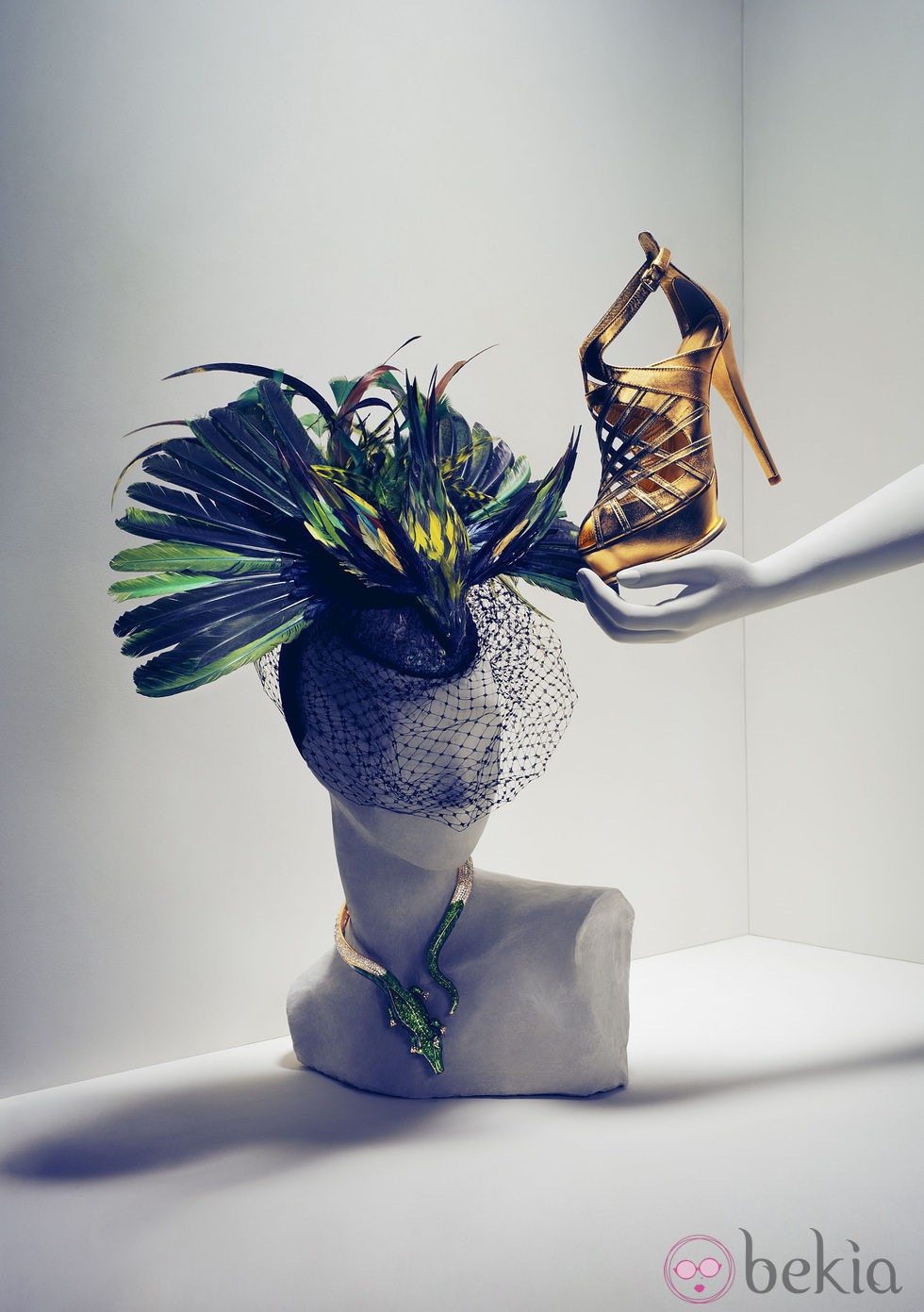 Tocado de plumas y sandalias doradas de la colección de Anna Dello Russo para H&M
