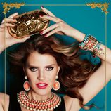 Anna Dello Russo posa con un clutch y un collar de su colección de complementos para H&M