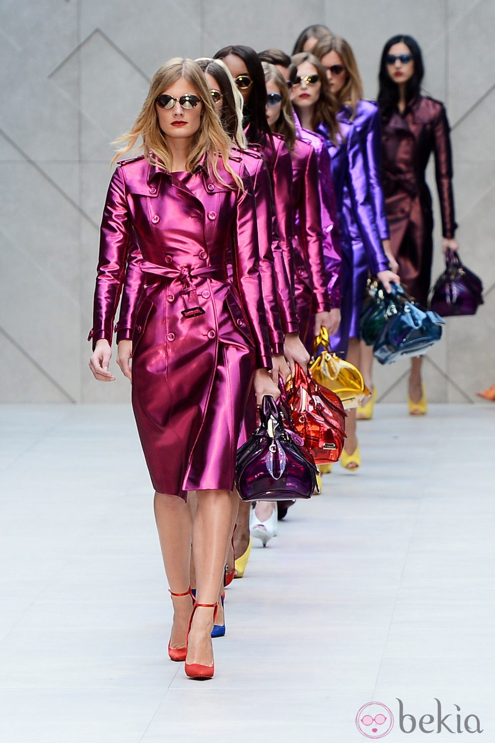 Burberry propone colores metalizados en la Semana de la Moda de Londres primavera/verano 2013