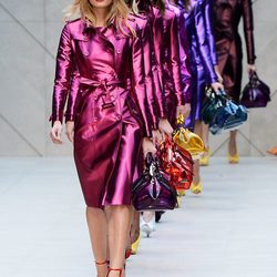 Burberry propone colores metalizados en la Semana de la Moda de Londres primavera/verano 2013