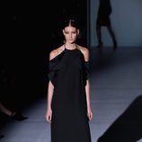 Vestido largo negro con aberturas en los hombros de Gucci en la Semana de la Moda de Milán primavera/verano 2013