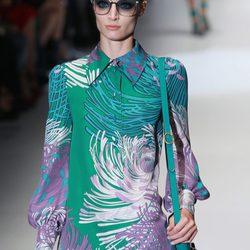 Camisa con estampado en tonos verdes y violetas de Gucci en la Semana de la Moda de Milán primavera/verano 2013