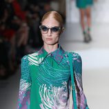 Camisa con estampado en tonos verdes y violetas de Gucci en la Semana de la Moda de Milán primavera/verano 2013
