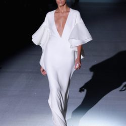 Vestido largo blanco con escote en 'V' y volantes de Gucci en la Semana de la Moda de Milán primavera/verano 2013
