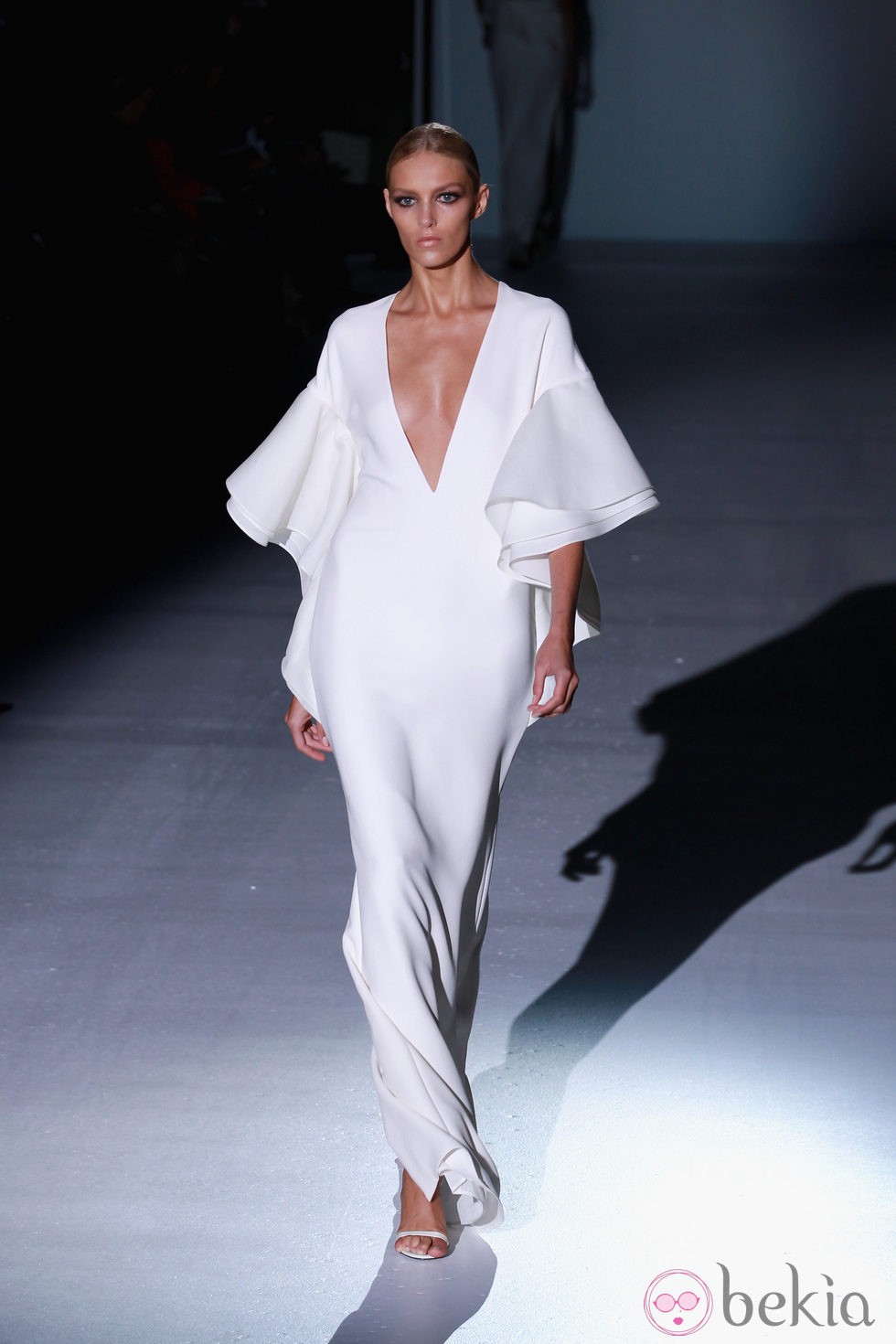 Vestido largo blanco con escote en 'V' y volantes de Gucci en la Semana de la Moda de Milán primavera/verano 2013