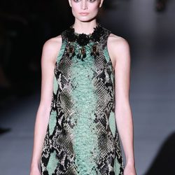 Minivestido con print de serpiente de Gucci en la Semana de la Moda de Milán primavera/verano 2013