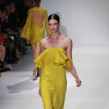 Vestido largo amarilo con escote palabra de honor con volante de Gucci en la Semana de la Moda de Milán primavera/verano 2013