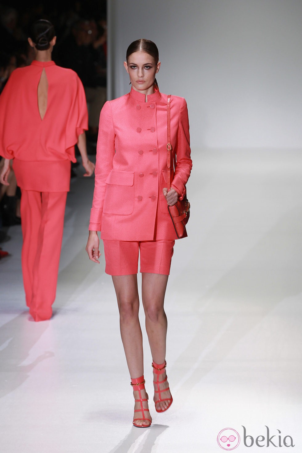 Conjunto de dos piezas en color coral en el desfile de Gucci en la Semana de la Moda de Milán primavera/verano 2013
