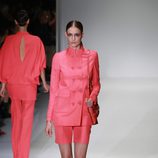 Conjunto de dos piezas en color coral en el desfile de Gucci en la Semana de la Moda de Milán primavera/verano 2013