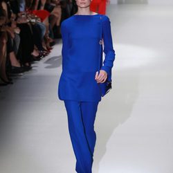 Conjunto en azul klein en el desfile de Gucci en la Semana de la Moda de Milán primavera/verano 2013