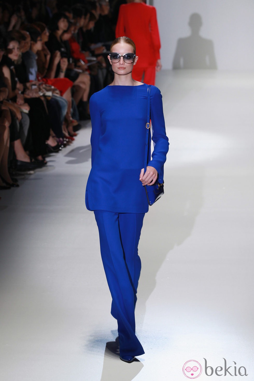 Conjunto en azul klein en el desfile de Gucci en la Semana de la Moda de Milán primavera/verano 2013