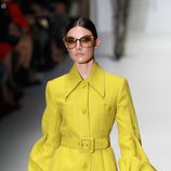 Trench en color amarillo en el desfile de Gucci en la Semana de la Moda de Milán primavera/verano 2013