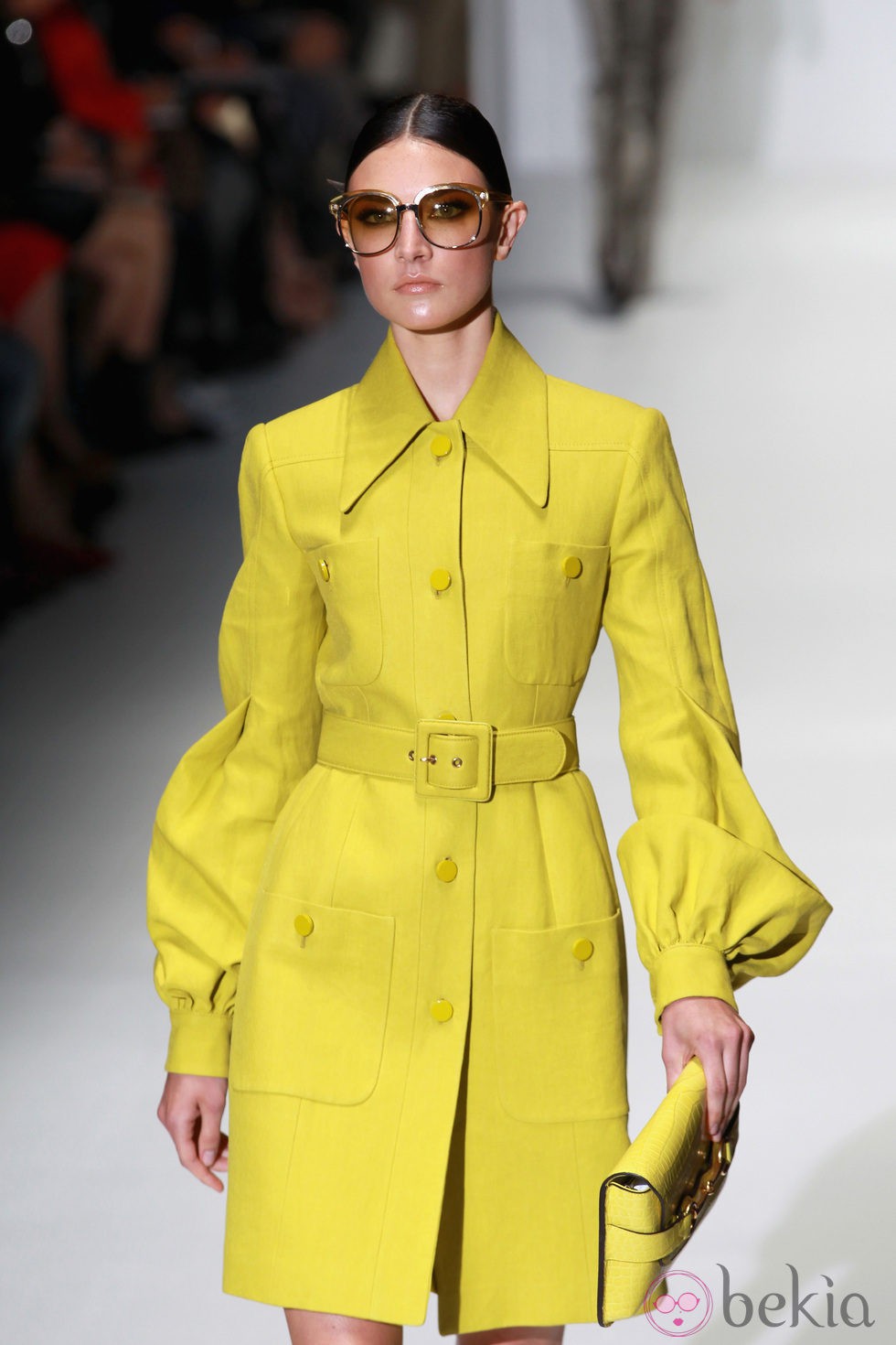 Trench en color amarillo en el desfile de Gucci en la Semana de la Moda de Milán primavera/verano 2013