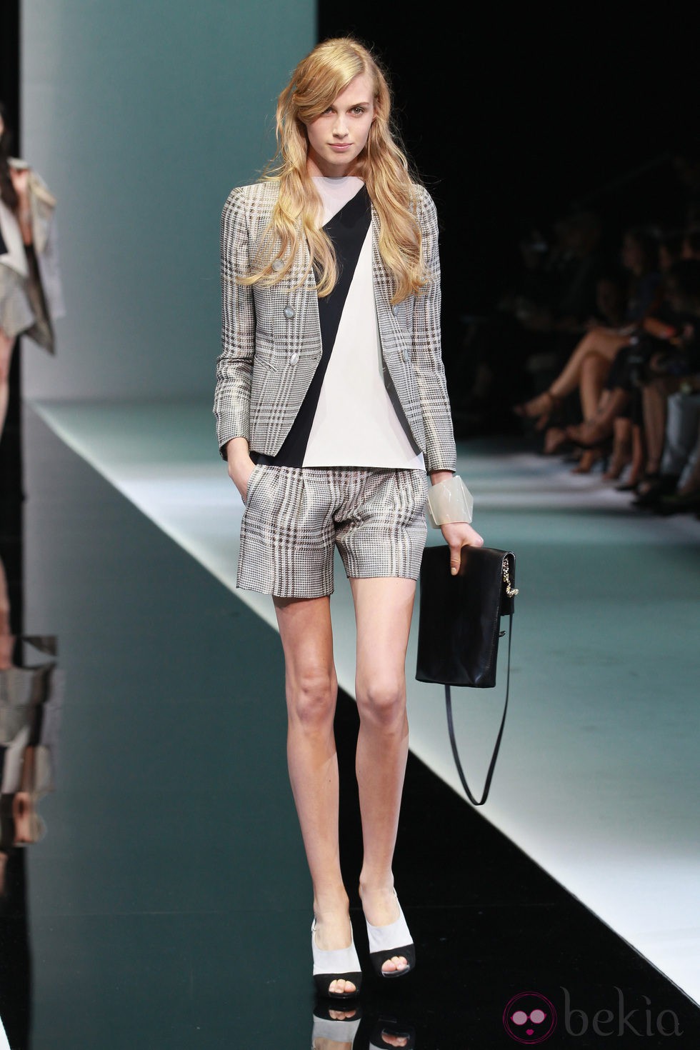 Traje de chaqueta y pantalón corto de cuadros de Emporio Armani en la Semana de la Moda de Milán primavera/verano 2013