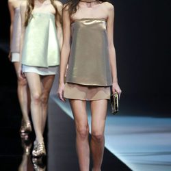 Top metalizado palabra de honor y falda vaporosa de Emporio Armani en la Semana de la Moda de Milán  primavera/verano 2013
