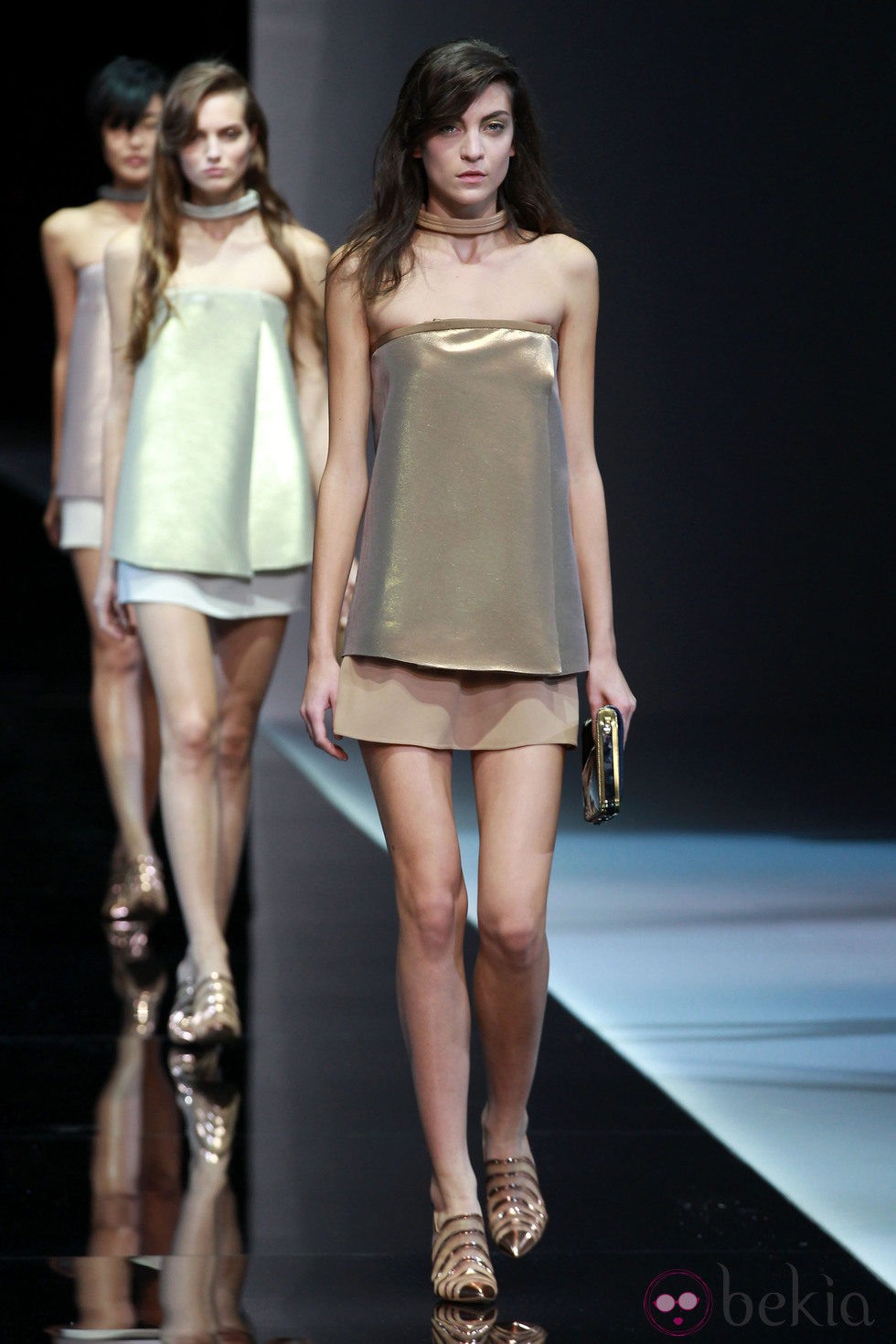 Top metalizado palabra de honor y falda vaporosa de Emporio Armani en la Semana de la Moda de Milán  primavera/verano 2013