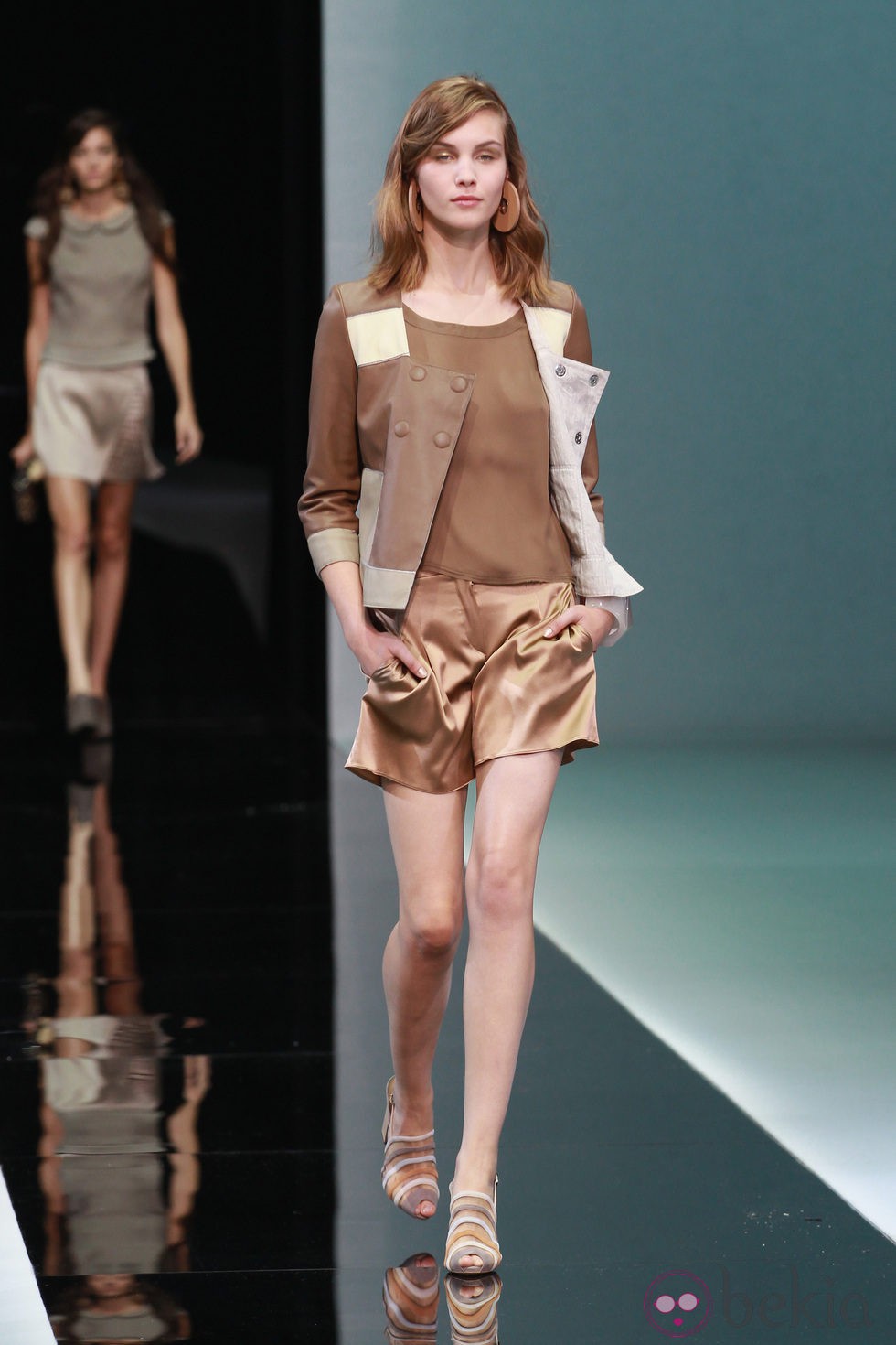 Shorts y chaqueta de piel de Emporio Armani en la Semana de la Moda de Milán primavera/verano 2013