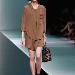 Conjunto de camisa y pantalón en color marrón de emporio Armani en la Semana de la Moda de Milán primavera/verano 2013