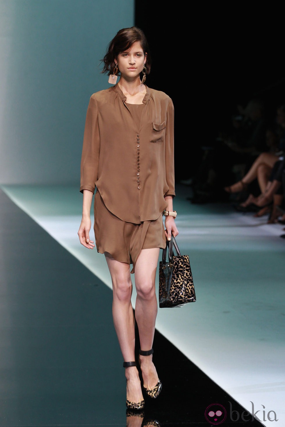 Conjunto de camisa y pantalón en color marrón de emporio Armani en la Semana de la Moda de Milán primavera/verano 2013