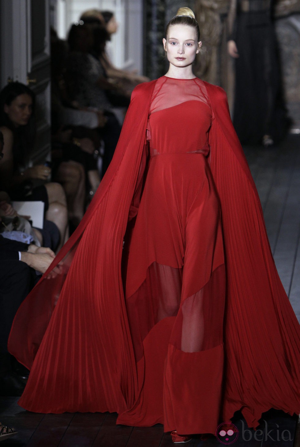 Vestido rojo con transparencias de Valentino otoño/invierno 2012/2013