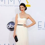 Jessica Pare con un vestido blanco de corte griego de Jason Wu en los Emmy 2012
