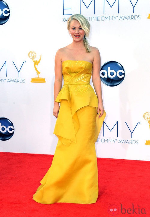 Kaley Cuoco con un diseño color mostaza de Ángel Sánchez en los Emmy 2012