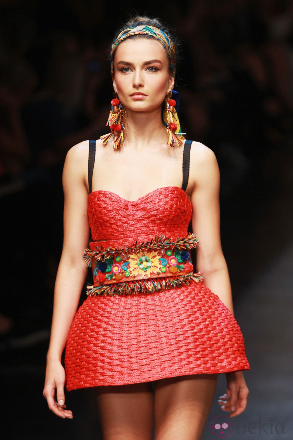 Conjunto confeccionado en mimbre de Dolce & Gabbana en la Semana de la Moda de Milán primavera/verano 2013
