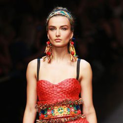 Conjunto confeccionado en mimbre de Dolce & Gabbana en la Semana de la Moda de Milán primavera/verano 2013
